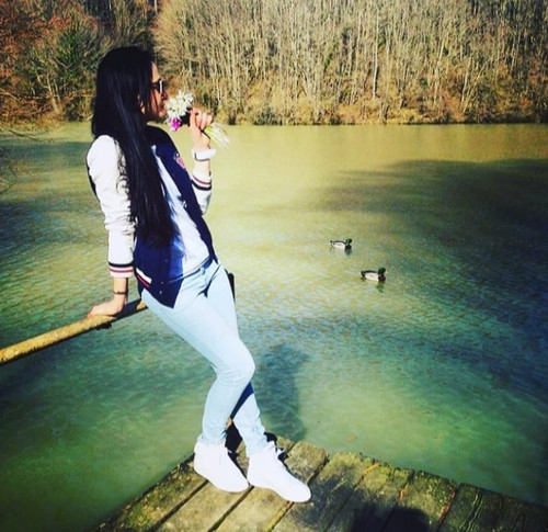 девушка на озере